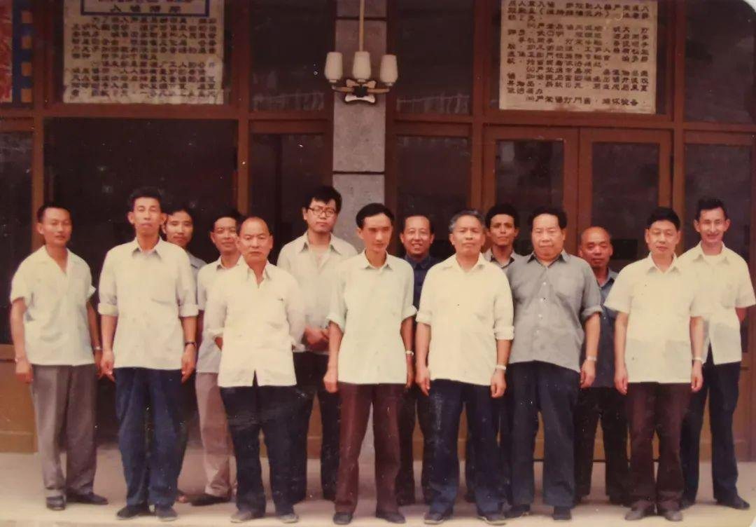 罗庆忠先生率茅台酒试点工作委员会合影